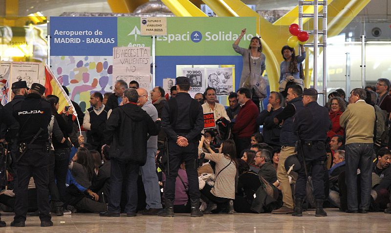 Efectivos de la Policía junto a los trabajadores de Iberia que se han concentrado en la T4 de Barajas