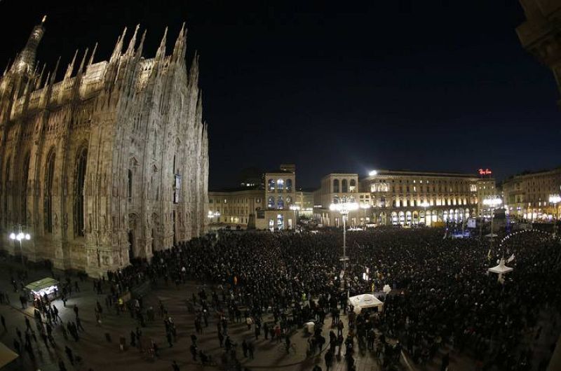 Grillo arrasa en su último mitin en Roma