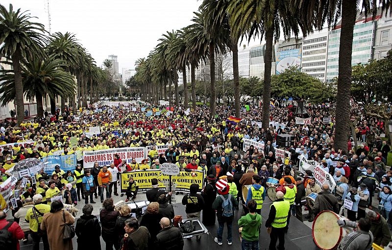 MILES DE PERSONAS TOMAN CALLES DE CORUÑA CONTRA LOS RECORTES Y LA CORRUPCIÓN