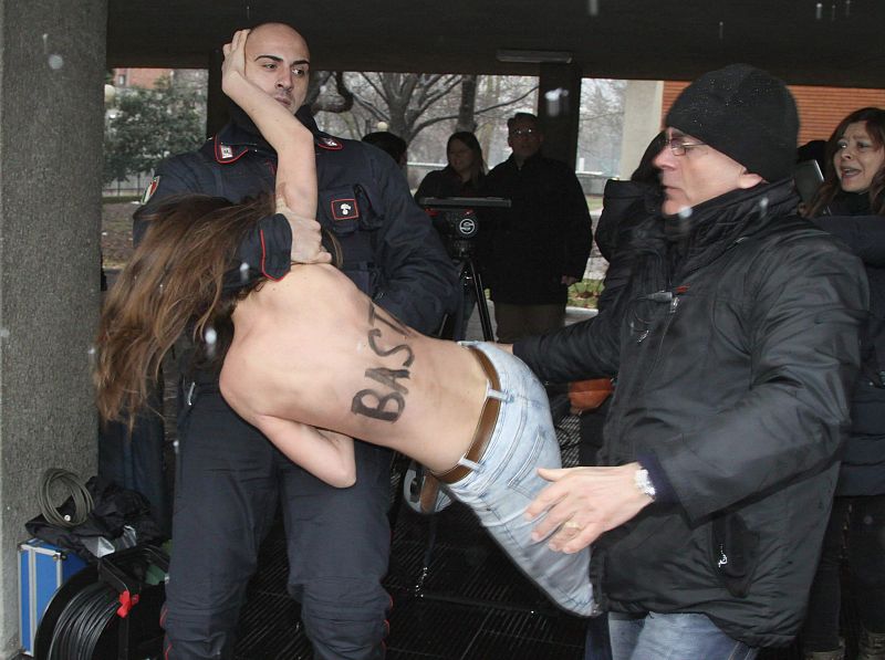 Las activistas han escrito en su torso desnudo "Basta Berlusconi"