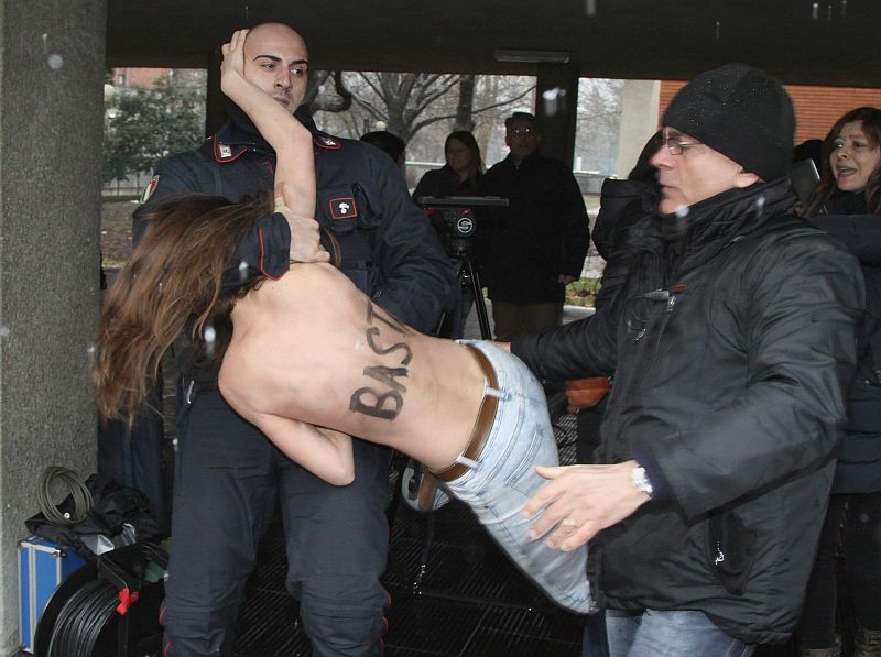 Las activistas han escrito en su torso desnudo "Basta Berlusconi"