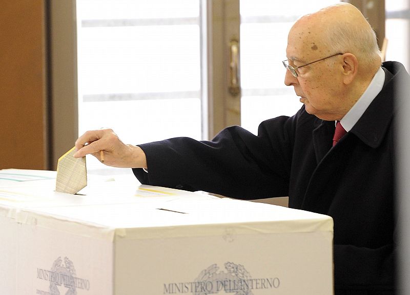 El presidente italiano, Giorgio Napolitano, deposita su voto