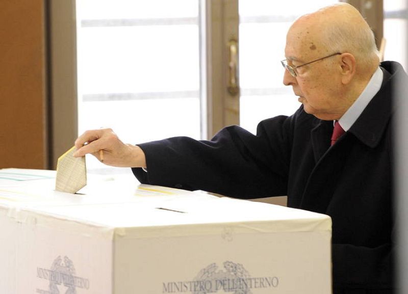 El presidente italiano, Giorgio Napolitano, deposita su voto 