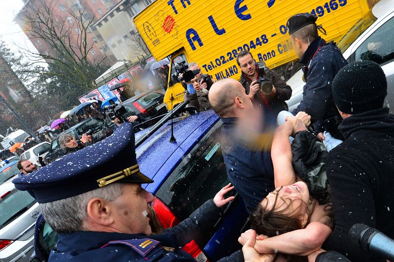 Activistas protestan en topless contra Berlusconi