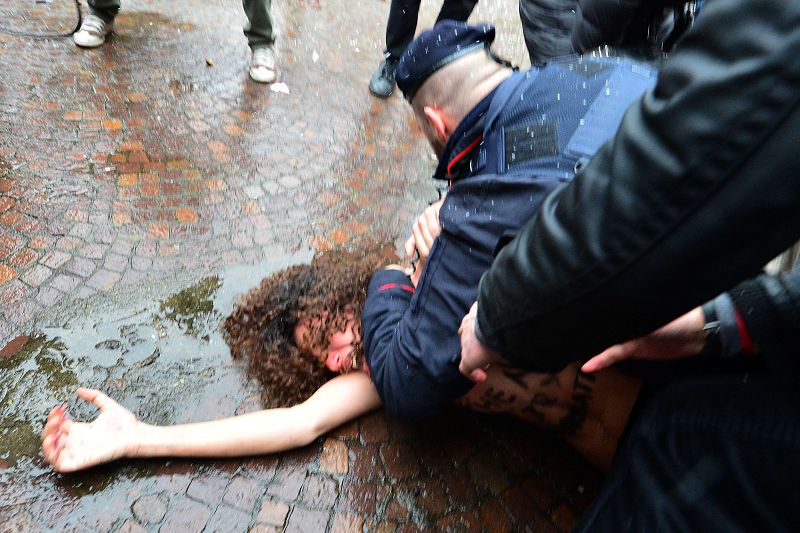 La policía arresta a una de las activistas contra Berlusconi