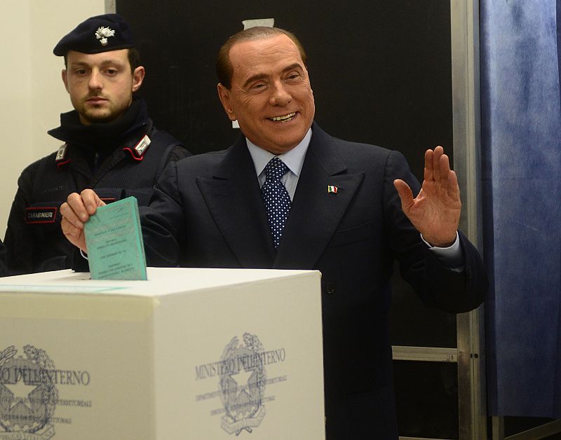 Silvio Berlusconi vota en un colegio de Milan