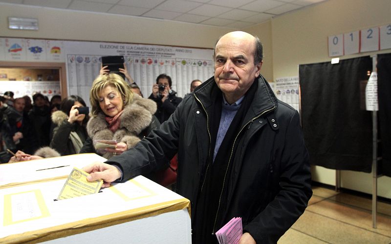 Pier Luigi Bersani, el candidato favorito según las encuestas, deposita su voto