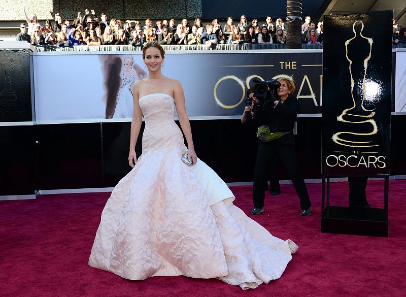 Jennifer Lawrence, nominada a mejor actriz por su papel en 'El lado bueno de las cosas' ha vestido un Dior en blanco muy favorecedor.