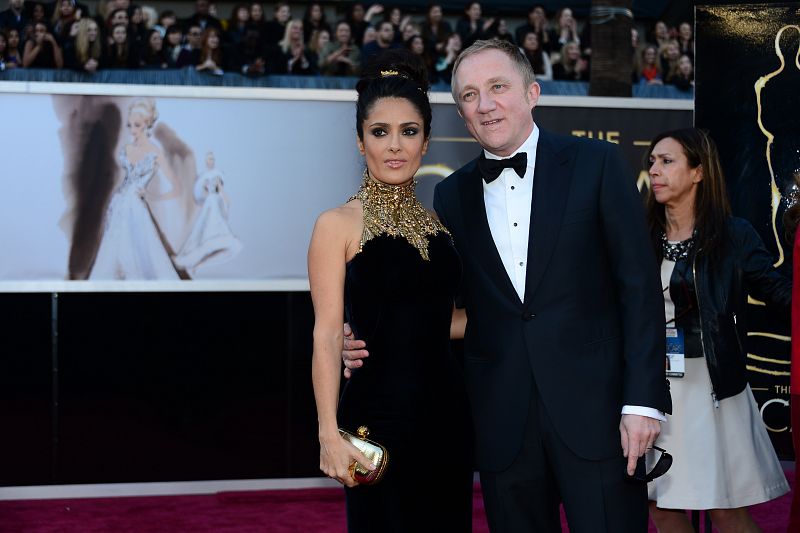 La actriz Salma Hyek con su marido, el empresario francés François-Henri Pinault, con un sobrio vestido negro con apliques en dorado.