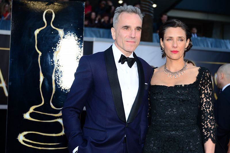 Otro de los grandes favoritos de la noche, Daniel Day-Lewis  por su papel en 'Lincoln', ha elegido un esmoquin azul para posar junto a su esposa Rebecca Miller ante los fotógrafos.