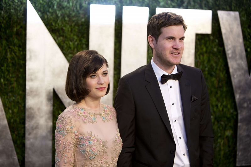 Zoe Deschanel y Jamie Linden, en una de las fiestas tras los Oscar.