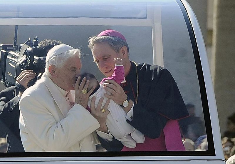 BENEDICTO XVI LLEGÓ A LA PLAZA DE SAN PEDRO PARA SU ÚLTIMA AUDIENCIA