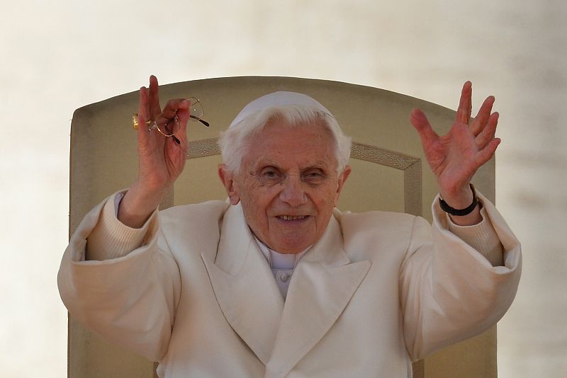 Benedicto XVI en su despedida: "No abandono la Cruz, permanezco en el servicio a la oración".