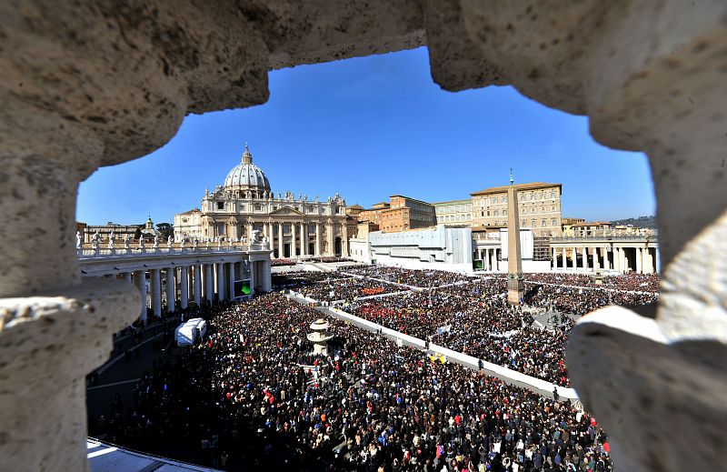 Decenas de miles de fieles se han congregado en la plaza de San Pedro del Vaticano bajo un sol radiante.