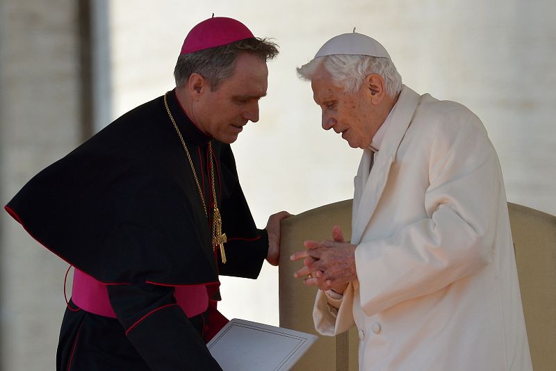 El secretario personal de Benedicto XVI seguirá siendo su asistente cuando se retire.