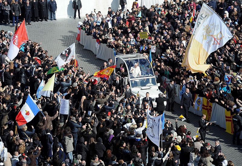 El recinto vaticano está repleto de fieles, así como las calles adyacentes a la plaza y según fuentes del ayuntamiento de Roma superan los 150.000.