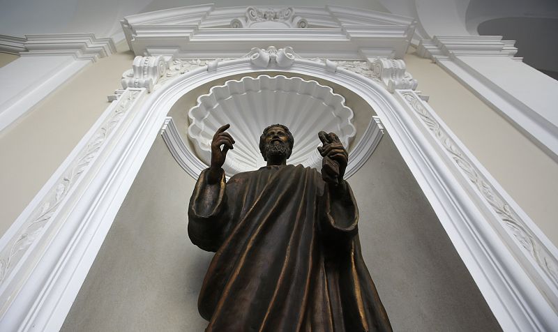 La estatua de San Pedro, el primer papa, en Castel Gandolfo