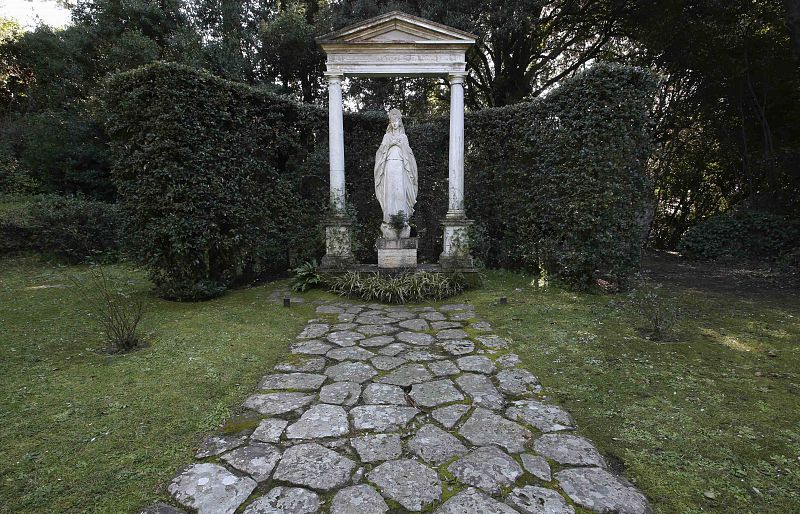 Estatua de la Virgen María en el interior de la residencia papal
