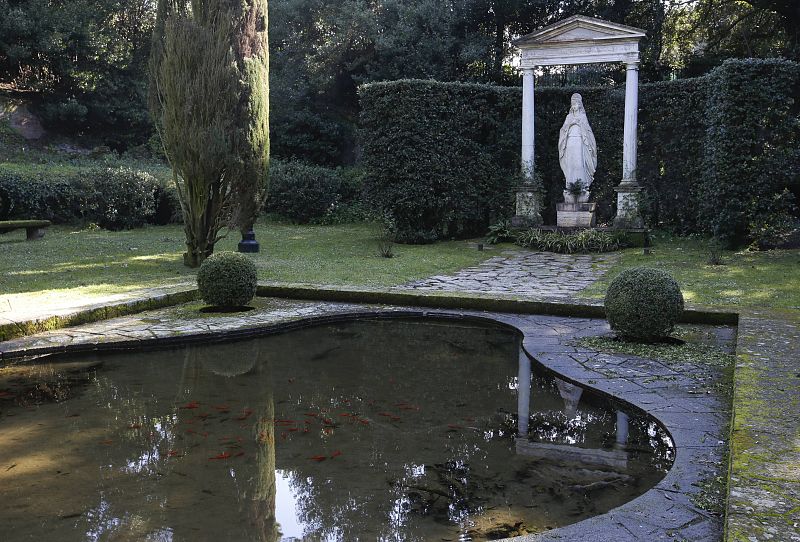 El papa ha sido visto alimentando a los peces de este estanque de Castel Gandolfo