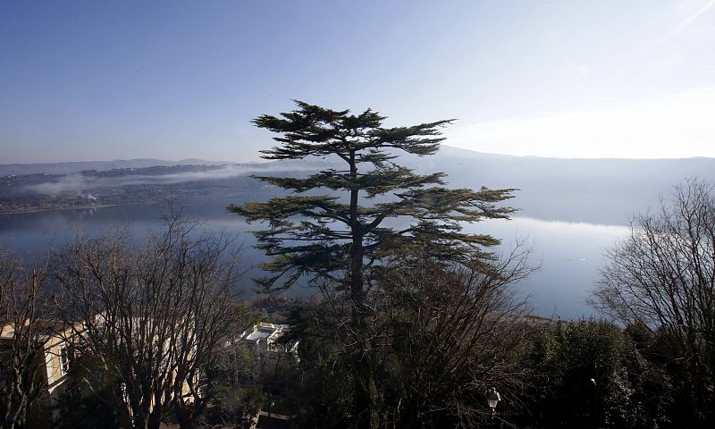 Vista del lago de Castel Gandolfo desde el interior de la residencia papal