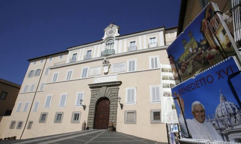 Fachada de la residencia de Castel Gandolfo, al sur de Roma, residencia de verano de los papas y lugar de retiro de Benedicto XVI