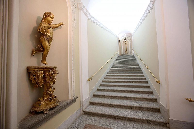 Estatua de un ángel en el interior del palacio apostólico de Castel Gandolfo