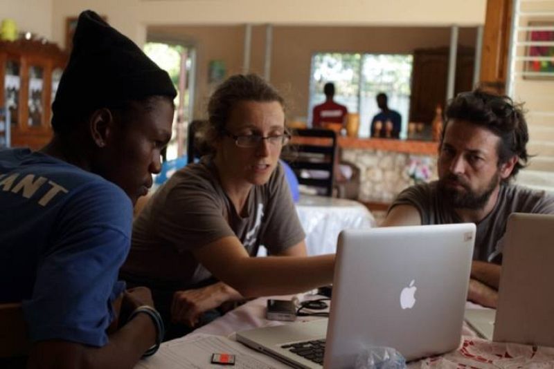  Calito J. Saint Fleur y Raquel Gómez-Rosado junto a Hermes Marco (director pedagógico) en un taller de video.