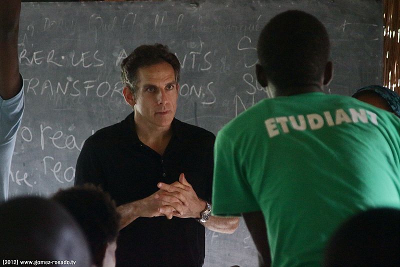 Ben Stiller escucha, atentamente, las preguntas de un alumno del Ciné Institute, de Haití