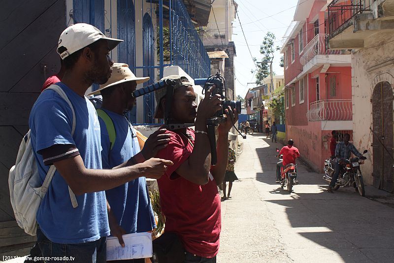 Amiral Gaspard, Avrinel Dorcin y Luc Junior Segur rodando en las calles de Jacmel.Haití.