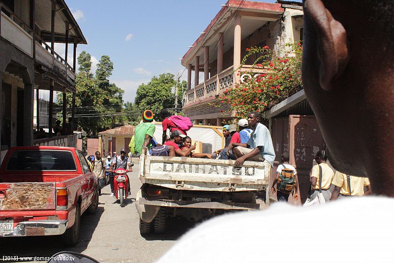 Los estudiantes transportando el material a otra localización en las calles de Jacmel. Haití