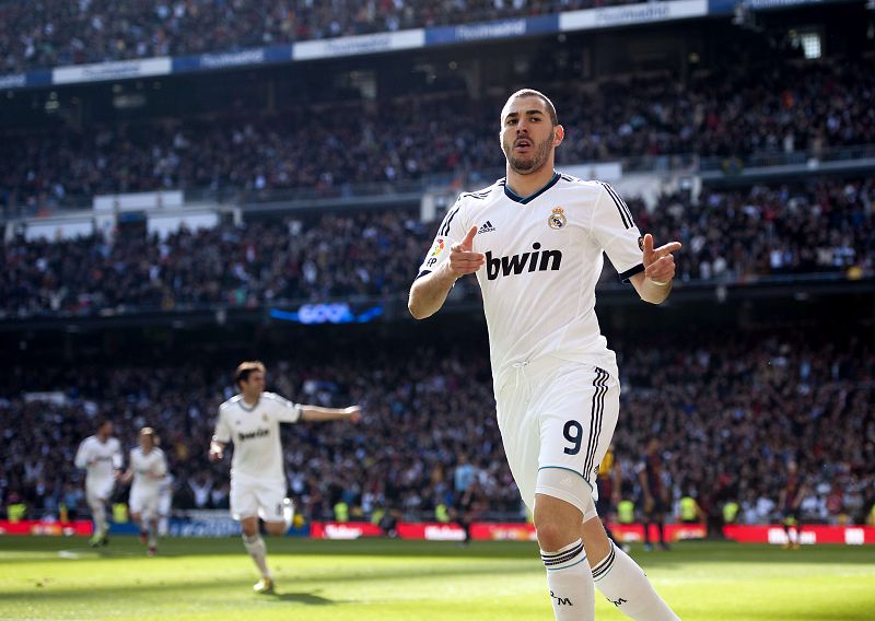 El delantero francés del Madrid Karim Benzema celebra su gol ante el Barcelona.