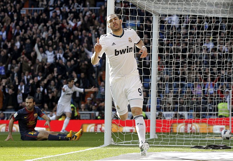 Otra imagen de Karim Benzema celebrando el primer gol de su equipo ante el Barcelona.