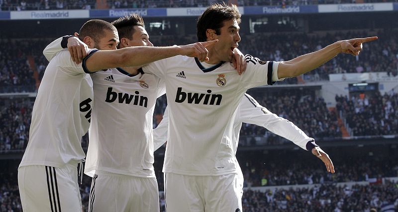 Los jugadores del Real Madrid celebran el gol de Benzema.