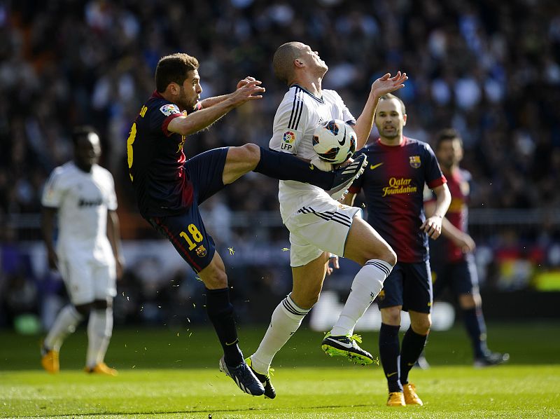 Jordi Alba (I) se las ve con Pepe.