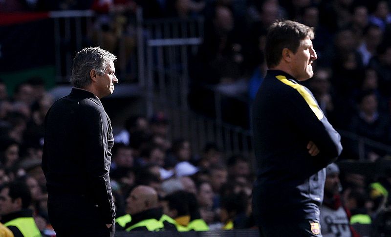 El entrenador del Real Madrid, el portugués José Mourinho (i), con el segundo entrenador del Barcelona Jordi Roura (d), durante el partido.