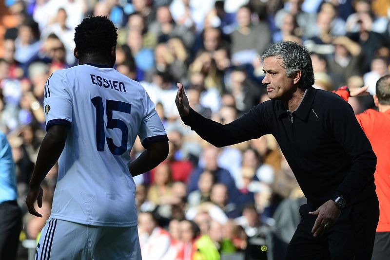 Mourinho da instrucciones al jugador ganés del Real Madrid Michael Essien.