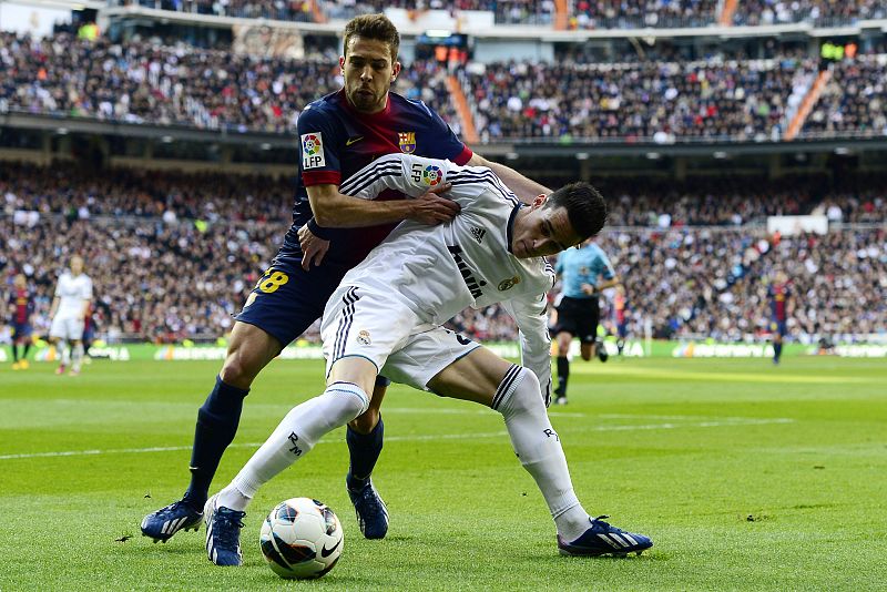 Jordi Alba lucha con Callejón.