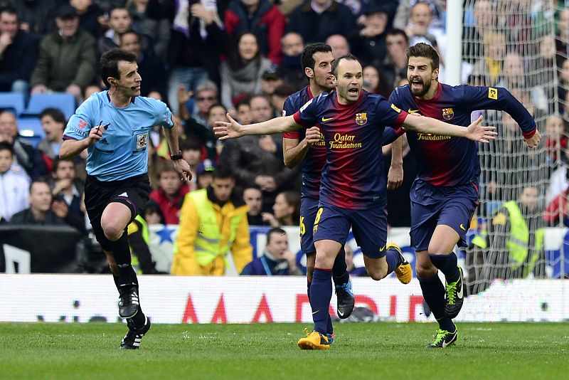 Los jugadores del FC Barcelona protestan a Pérez lasa la última jugada del partido.