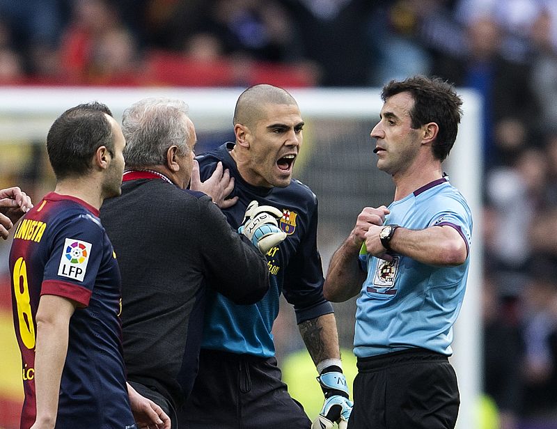 Víctor Valdés protesta al árbitro al final del partido.