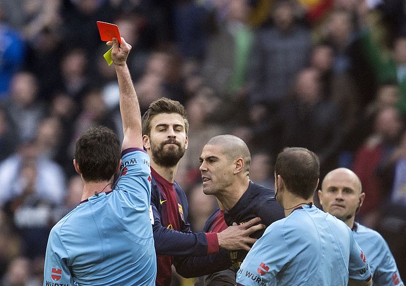 Pérez Lasa le muestra la tarjeta roja al portero del Barça.