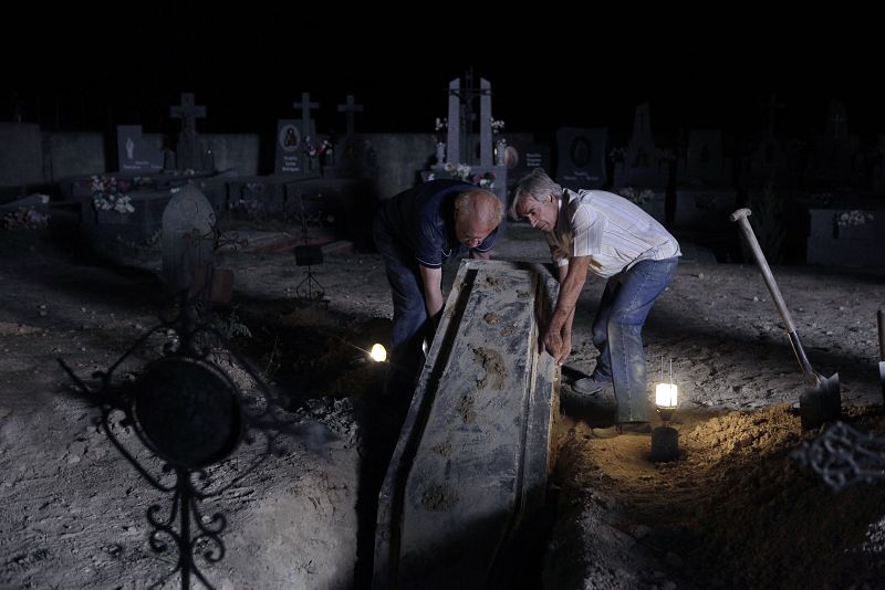 Nada más llegar al pueblo, Miguel le propone a Antonio acudir al cementerio de Sagrillas y abrir el féretro de su padre.