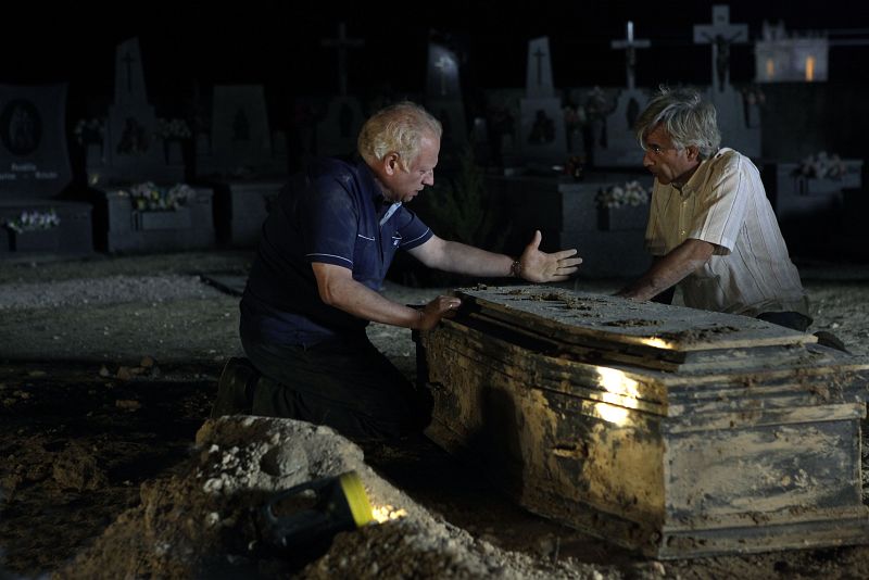 Tal y como temía Antonio, en el interior del ataúd no está el esqueleto de su padre, sino solo un puñado de piedras.