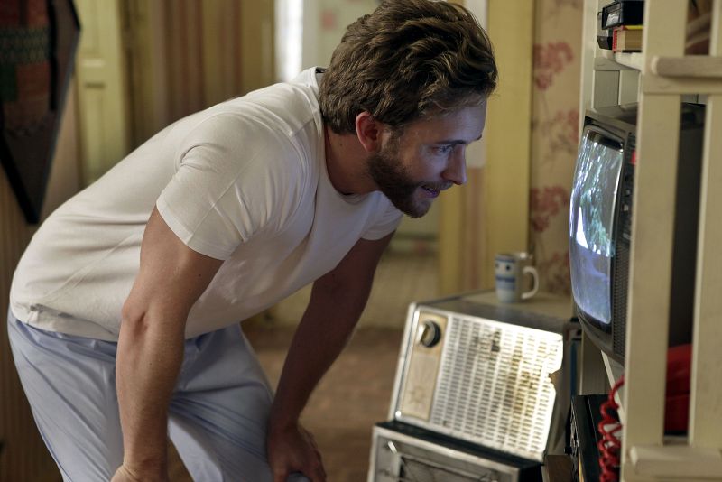 Toni recibe un regalo muy especial de parte de Juana, que en estos momentos está en Londres: una cinta de vídeo en la que aparece su hijo, Santiago. Toni aún no le ha contado a sus padres que tienen un nuevo nieto.