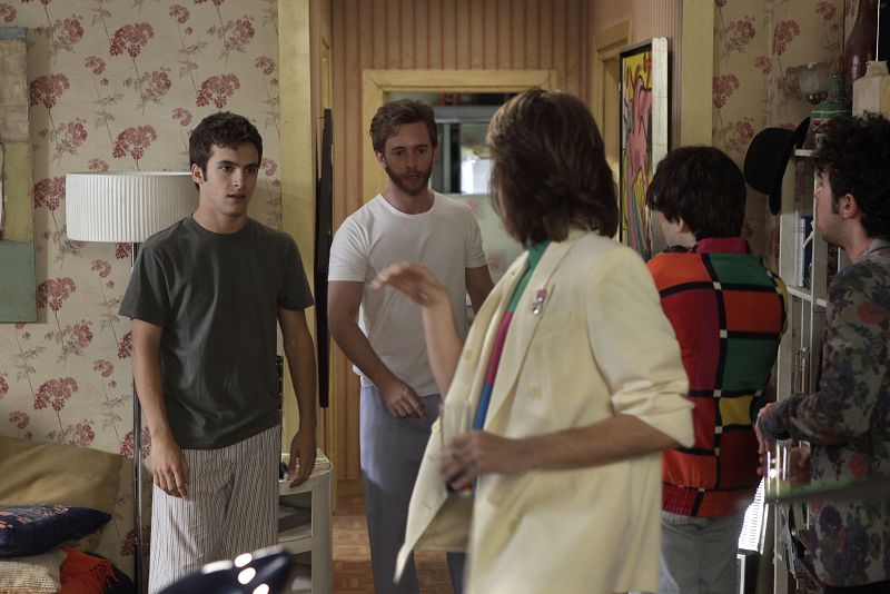 En el piso de Carlos y Toni aparece Marcelo y un amigo con ganas de continuar su fiesta.