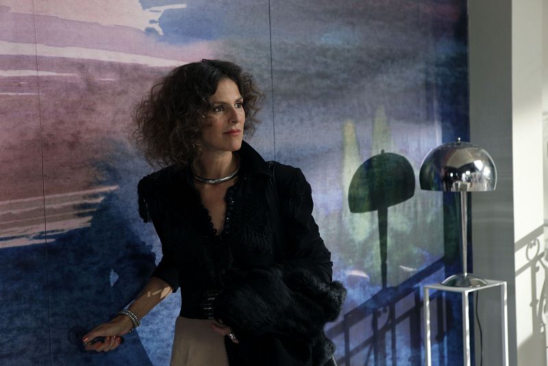 Marisa se va, que ha quedado con unas amigas, dejando a su marido y a Inés "trabajando" juntos