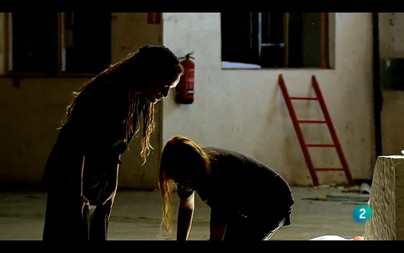 "Pintura", una performance de Elena Bajo para Metrópolis, con Eva Luna y Machús Osinaga.