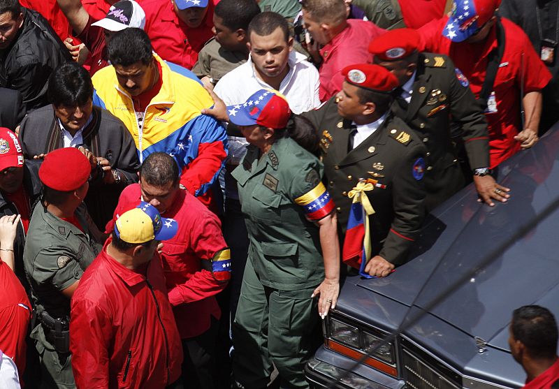 El presidente boliviano, Evo Morales (i), y el vicepresidente venezolano, Nicolás Maduro (ci) acompañan al cortejo fúnebre de junto a miles de seguidores