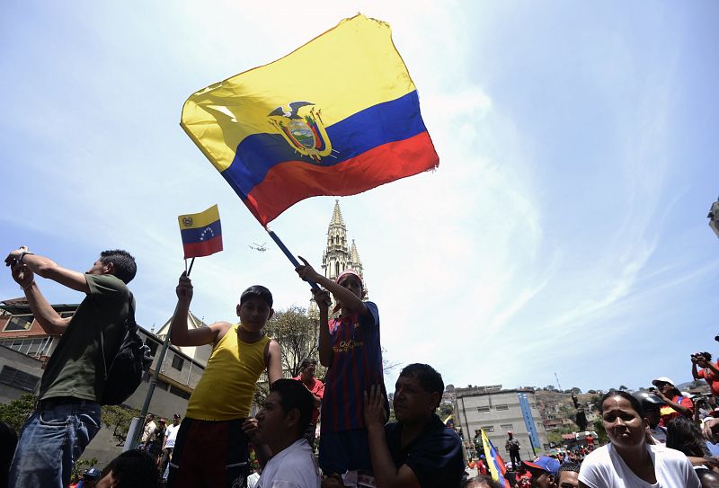 Niños venezolanos ondean banderas en honor al difunto presidente Hugo Chávez en las calles de Caracas