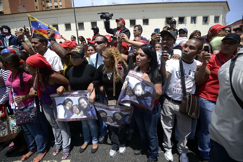 Periodistas y ciudadanos intentan captar una imagen para la posteridad del cortejo fúnebre que traslada el féretro de Hugo Chávez