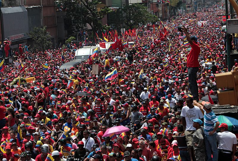 Las calles de Caracas, abarrotadas por miles de partidarios del fallecido presidente de Venezuela, Hugo Chávez